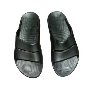 oofos women’s sandals Size 11